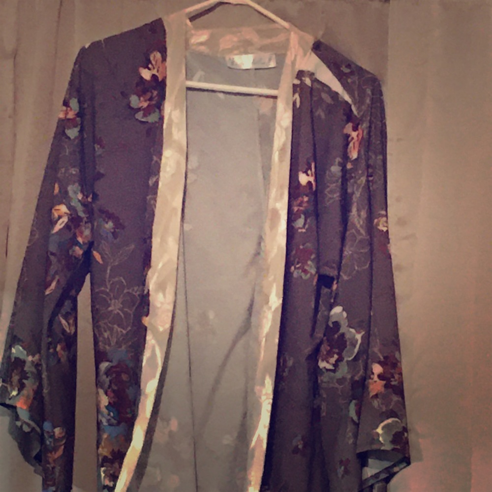 Tiered sleeved Wanderlux kimono.